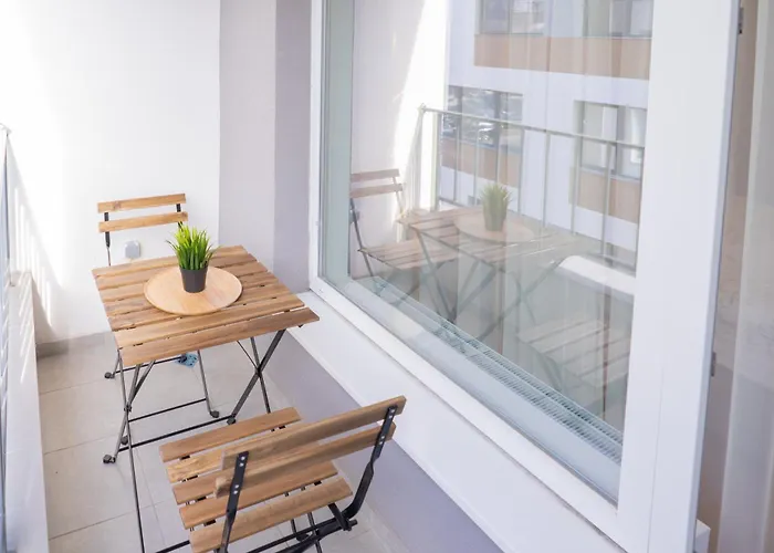 Апартамент New Modern & Cozy With Free Parking