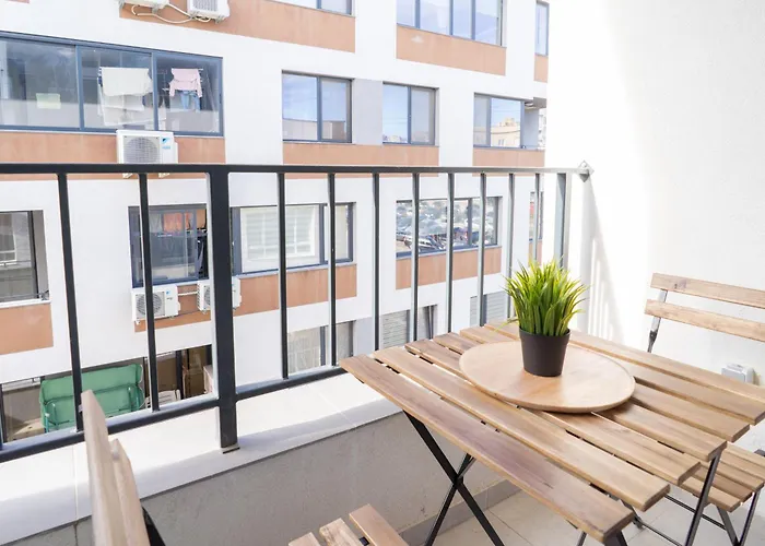 New Modern & Cozy With Free Parking Апартамент *